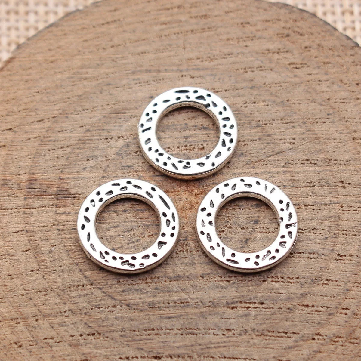 13x13x1.6mm 0.77g Antique Silver Zinc Alloy Pitted Texture Round Ring Connector Charm for DIY Jewelry Making