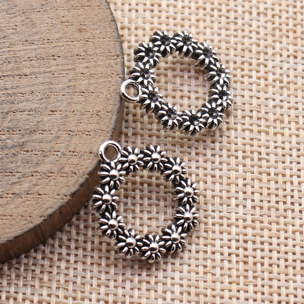 22x20mm 2.3g Antique Silver Zinc Alloy Flower Wreath Charm Pendant for DIY Necklace Making