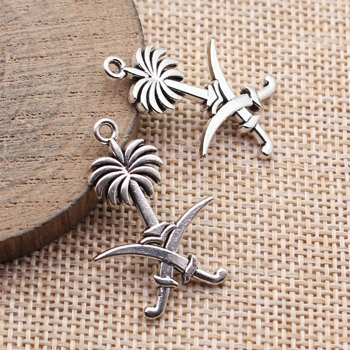 31x22mm 2.4g Antique Silver Zinc Alloy Saudi Arabia Emblem charm pendant for DIY jewelry making