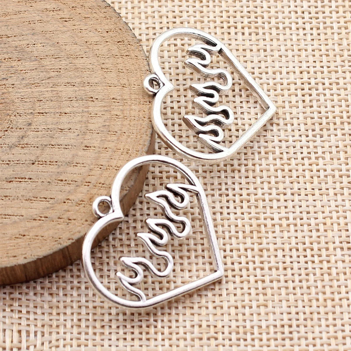 29x28mm 2.9g Antique Silver Zinc Alloy Hollow Flame Heart Charm Pendant for DIY Jewelry Making