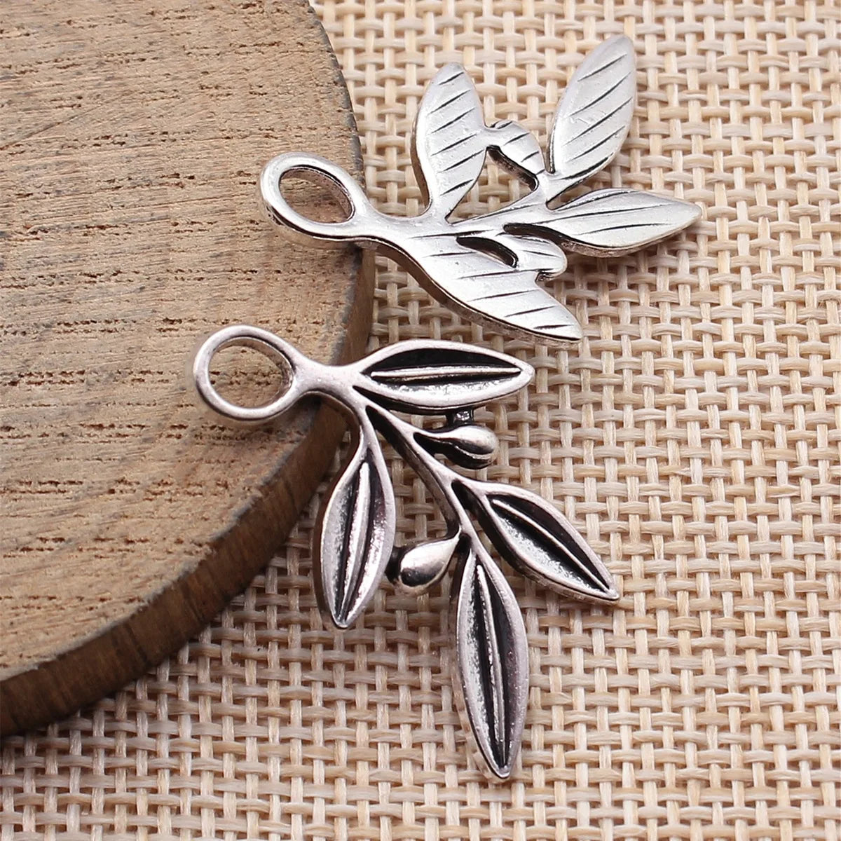 31x22mm 2.9g Antique Silver Zinc Alloy Olive Branch Charm Pendant for DIY Bracelet Necklace Making