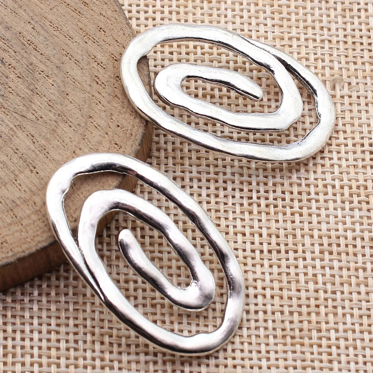 37x22mm 3.7g Multicolor Zinc Alloy Openwork Hammered Swirl Hollow Charm Pendant for DIY Necklace Making