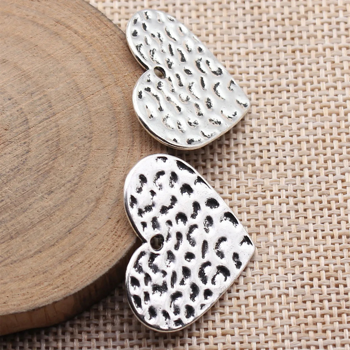 28x24mm 3.3g Antique Silver Zinc Alloy Hammered Geometric Heart Charm Pendant for Necklace Making