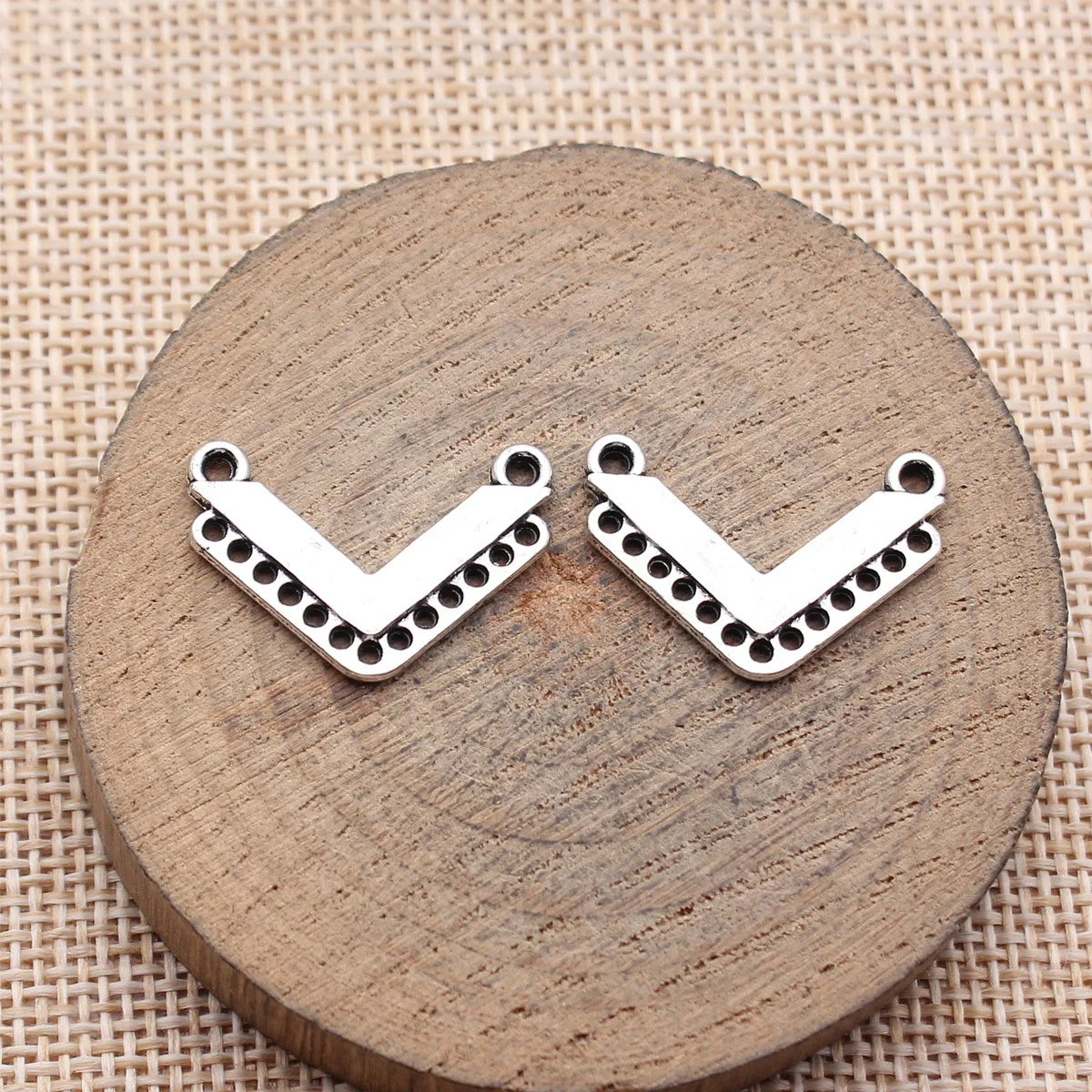 23x16mm 1.4g Oxidized Silver Tone Zinc Alloy V Shape Multi Hole Connector Charm for DIY Jewelry