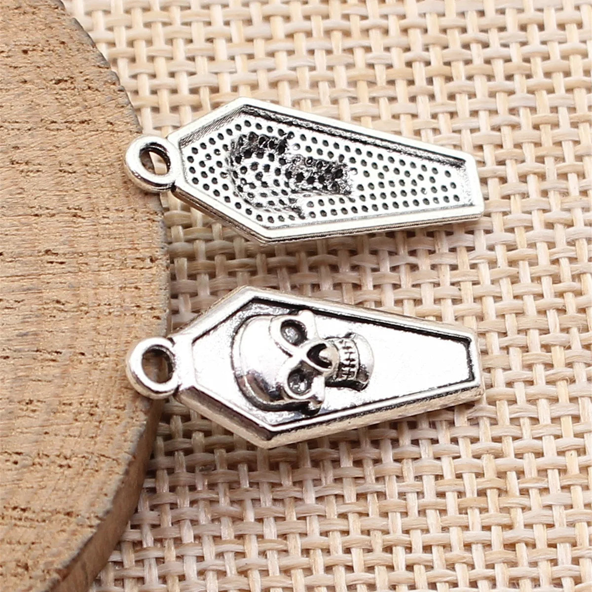 26x11mm 1.3g Antique Silver Zinc Alloy Skull Coffin Lid Charm Pendant for Halloween DIY Jewelry Making