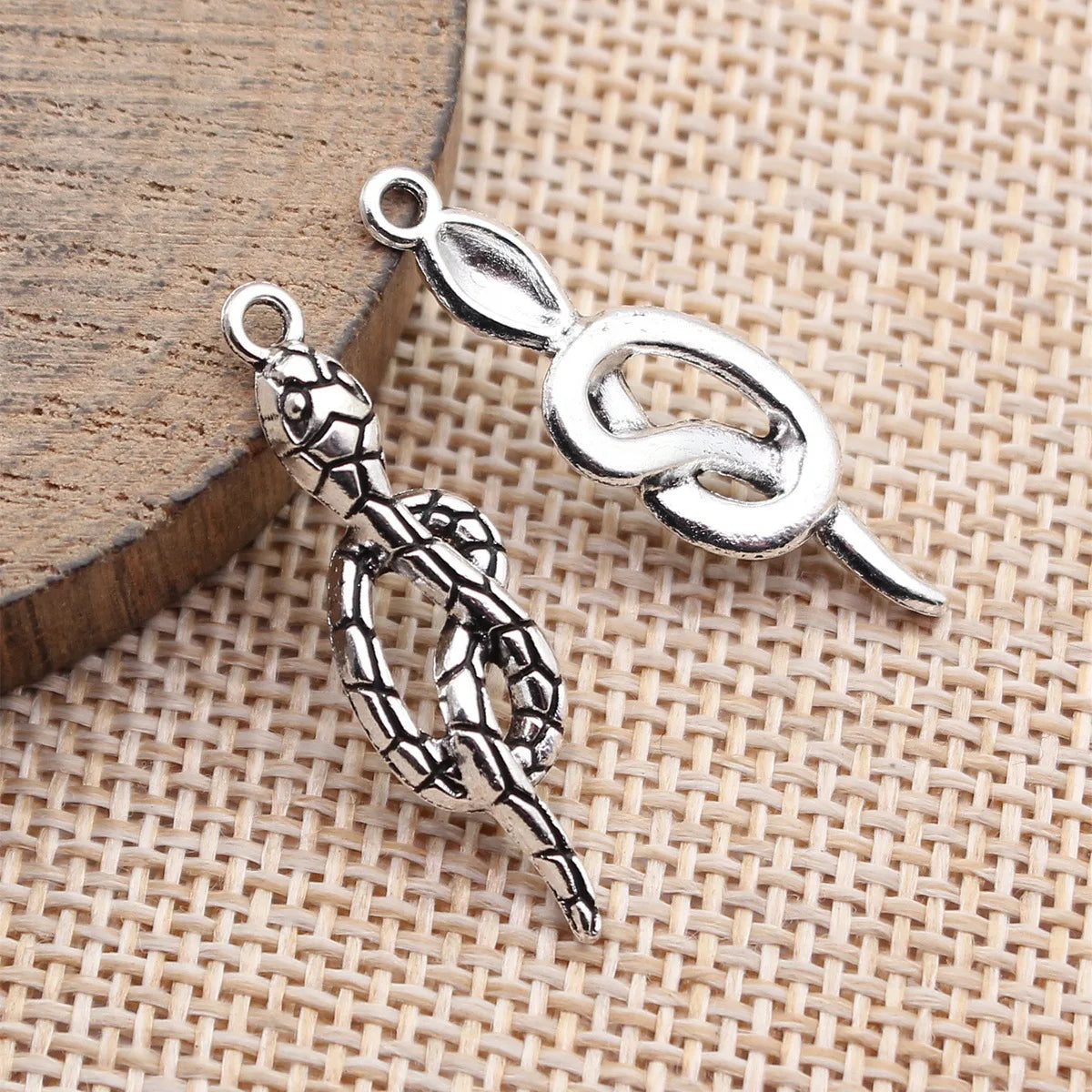 31x9.2mm 1.5g Antique Silver Zinc Alloy Scale Texture Snake Charm Pendant for DIY Jewelry Making
