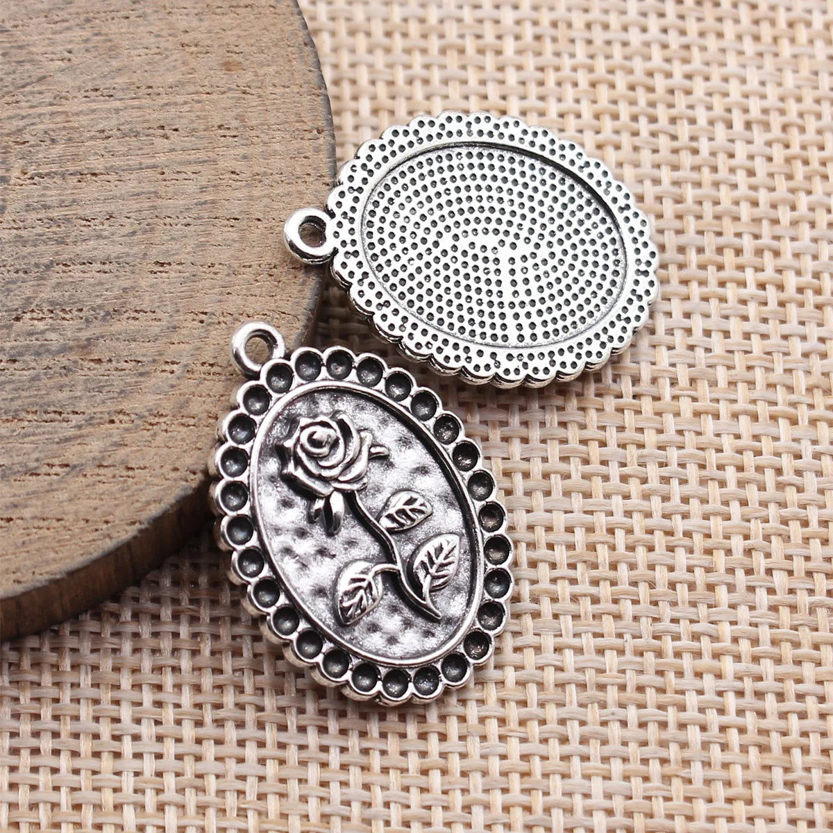 28x20mm 2.6g Antique Silver Zinc Alloy Oval Rose Flower Charm Pendant for DIY Necklace Making