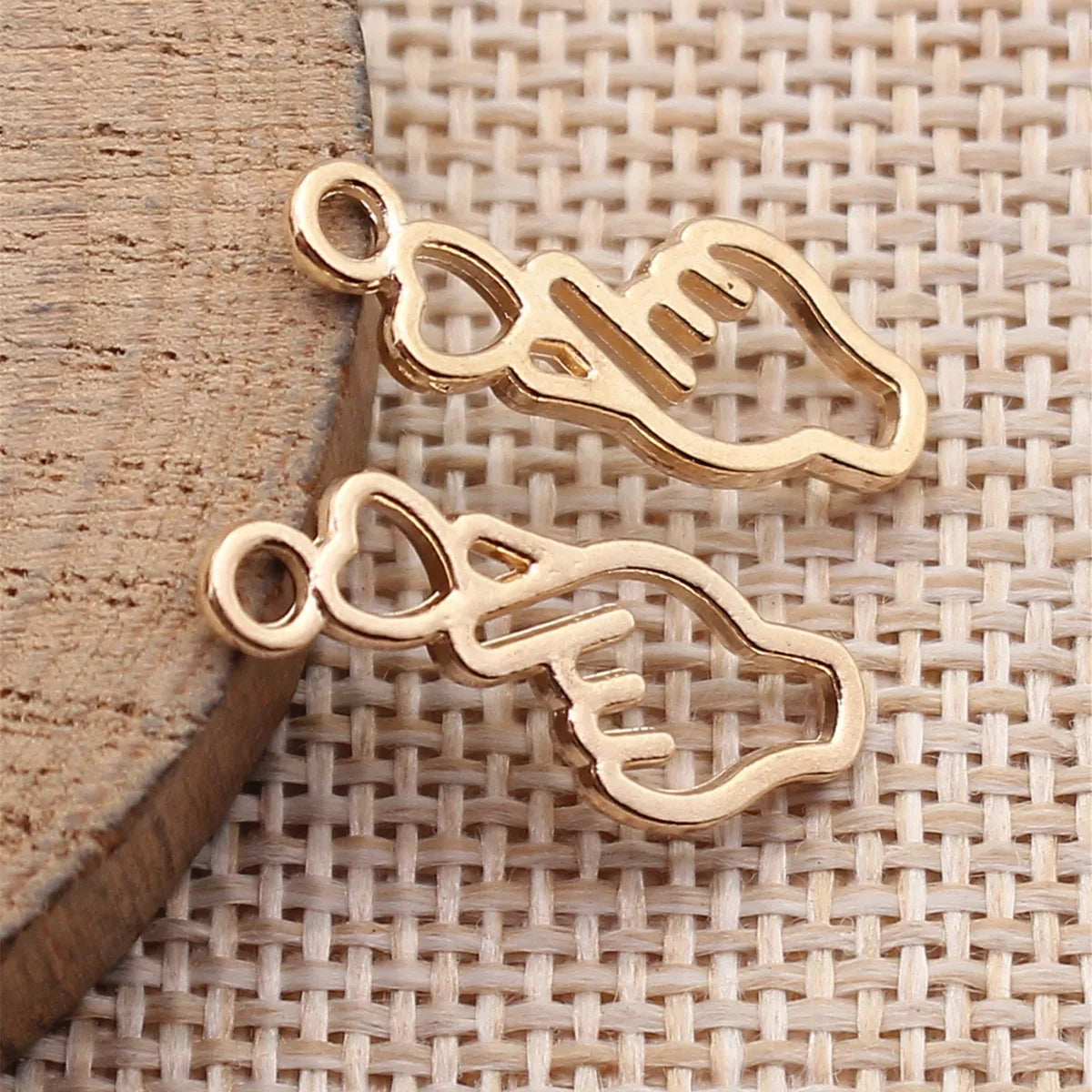 22x8.3mm 0.6g Multicolor Zinc Alloy Hollow Finger Heart Hand Gesture Charm Pendant for DIY Jewelry