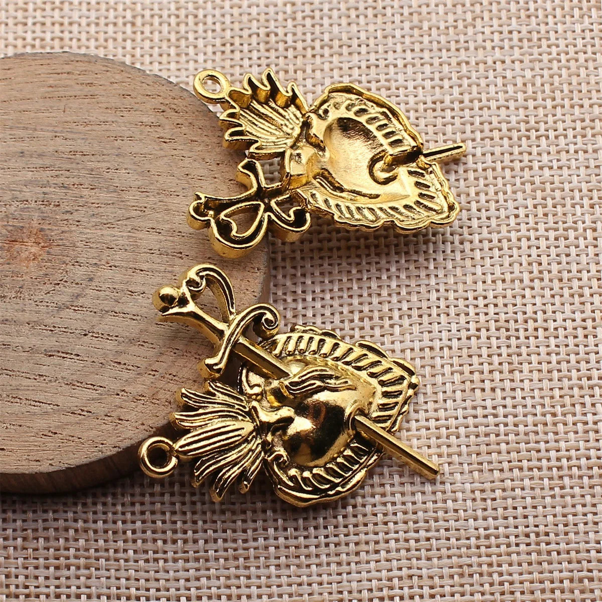 41x32mm 5.9g Multicolor Zinc Alloy Gothic Sword Heart Charm Pendant for DIY Necklace Making