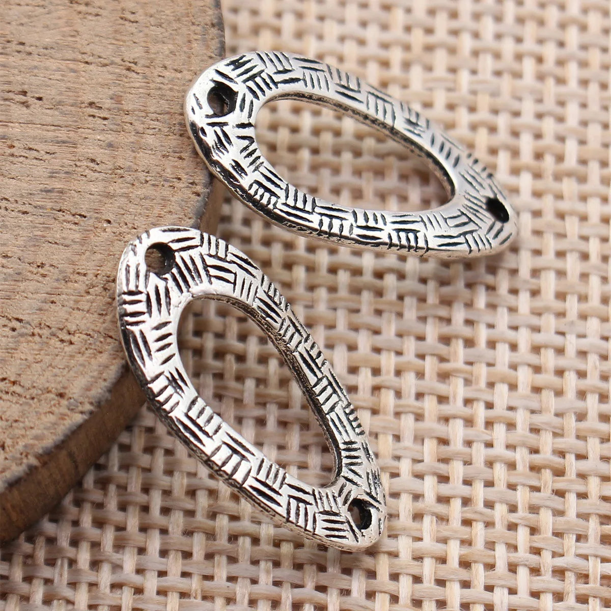 23x12mm 1.1g Antique Silver Tone Zinc Alloy Textured Hollow Oval Round Connector Charm for DIY Earrings