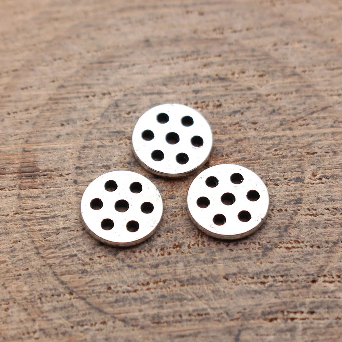 7.6x7.6x1.1mm 0.27g White K Tone Blackened Zinc Alloy Multi Hole Round Disc Jewelry Findings for DIY Earrings