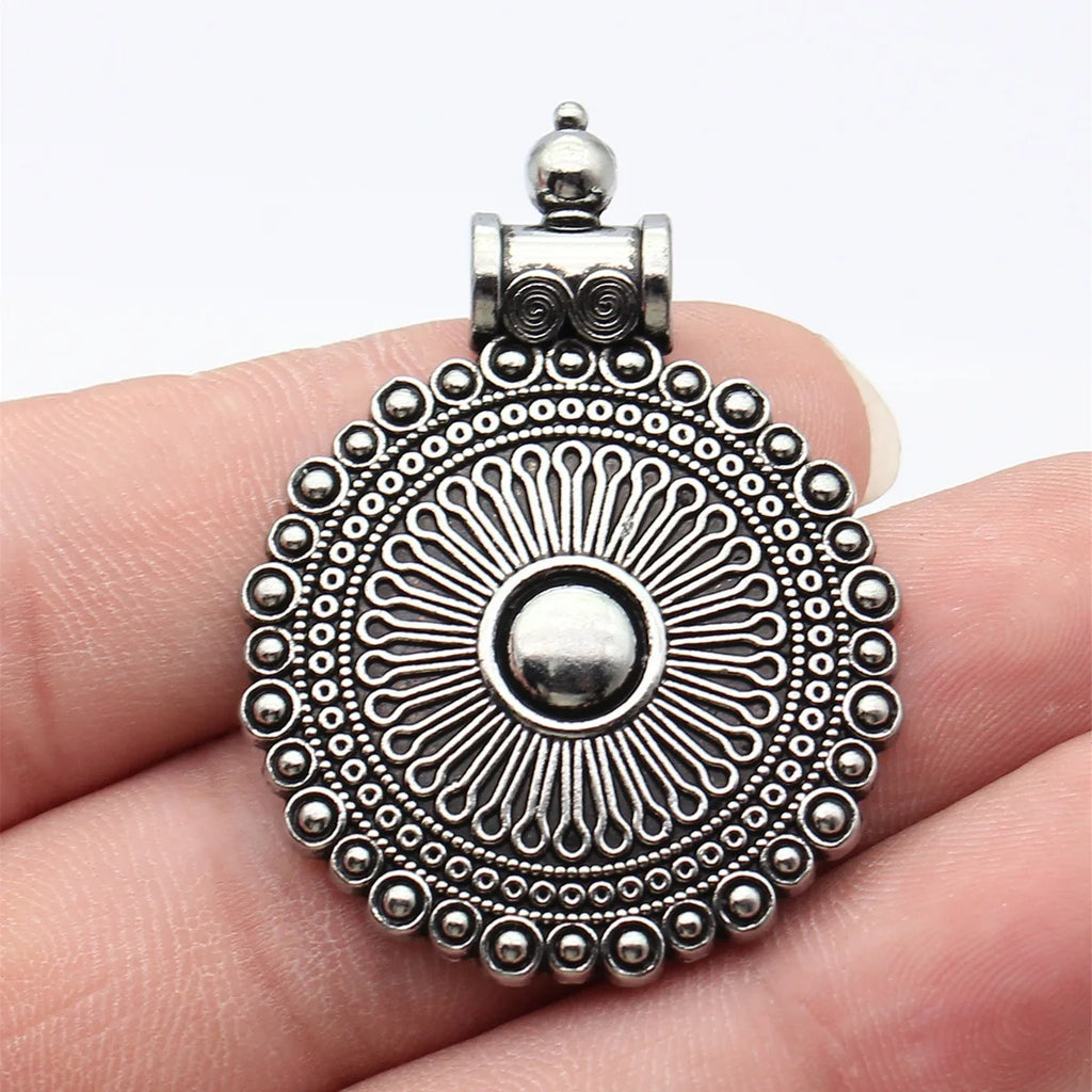48x35mm 7.7g Blackened White K Tone Zinc Alloy Ornate Round Medallion Charm Pendant for DIY Necklace