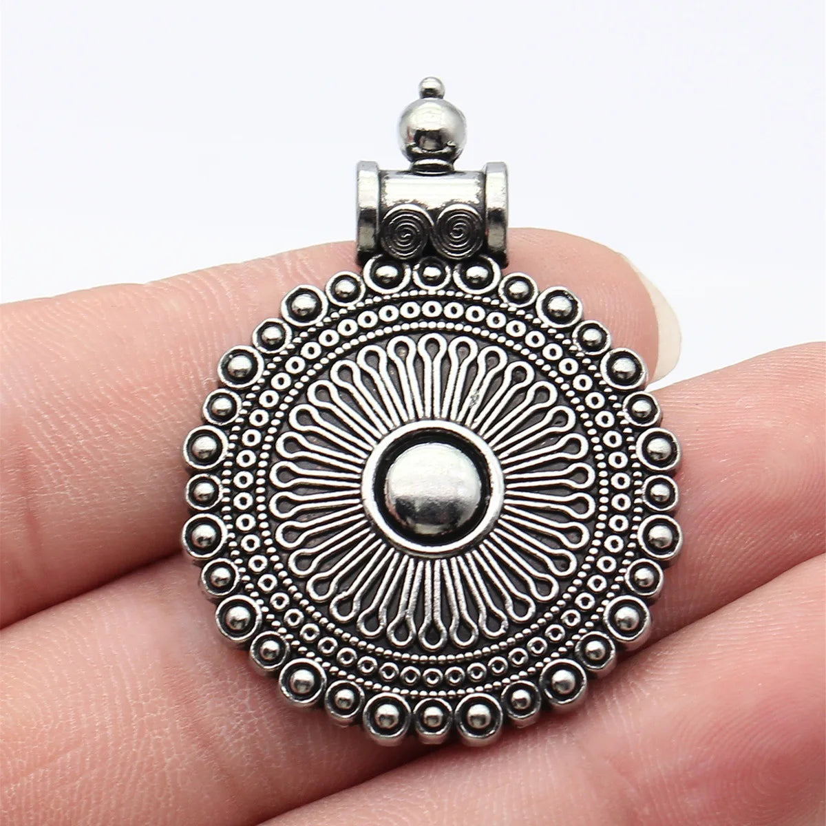 48x35mm 7.7g Blackened White K Tone Zinc Alloy Ornate Round Medallion Charm Pendant for DIY Necklace