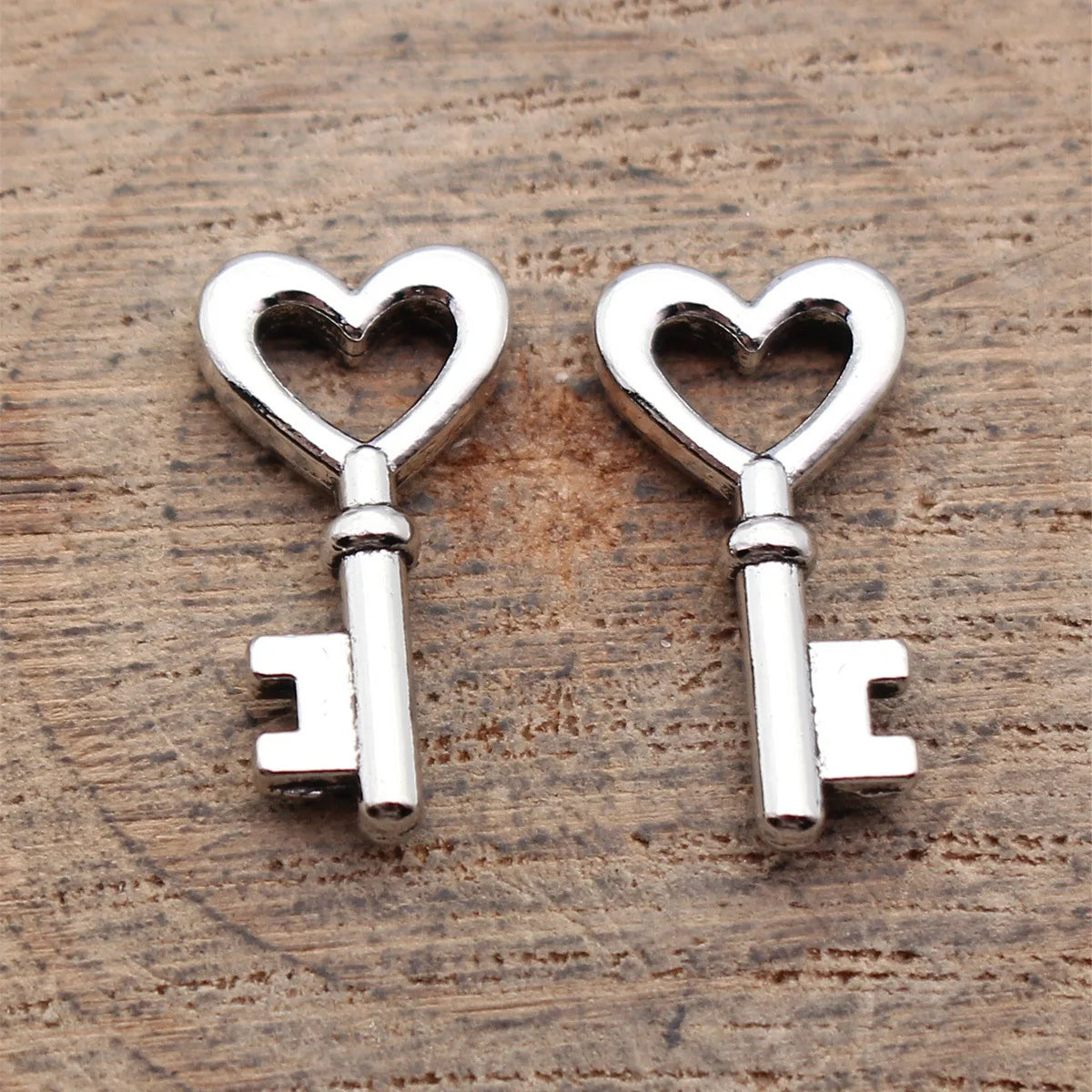 18x9.3mm 0.89g White K Blackened Zinc Alloy Heart Key Charm Pendant for DIY Necklace Bracelet Jewelry