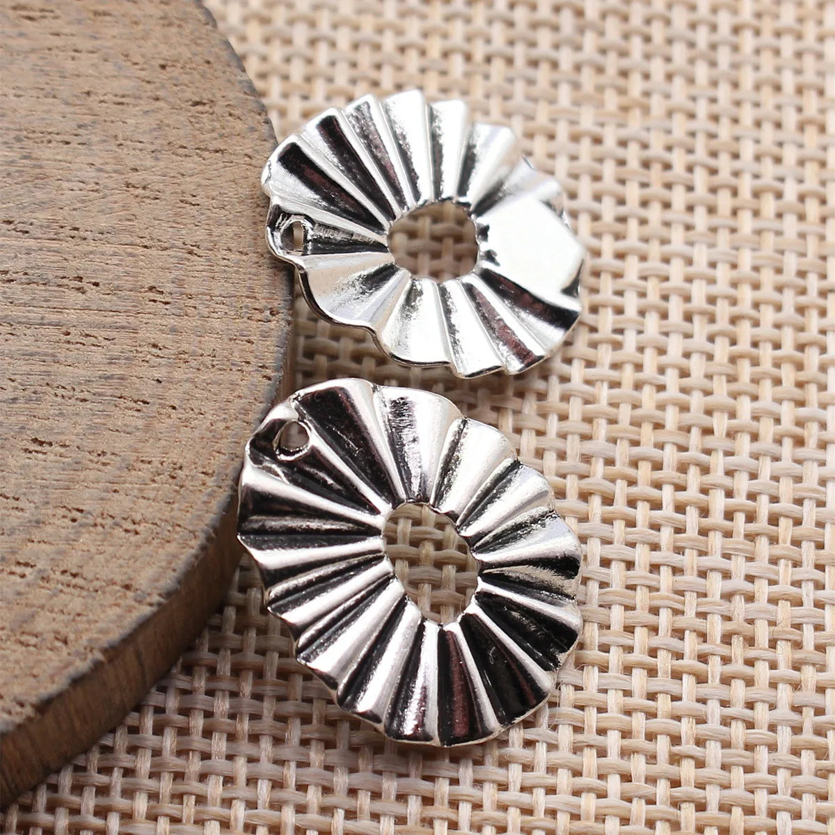 22x18mm 1.3g Multicolor Zinc Alloy Hollow Wrinkled Egg Geometric Charm Pendant for DIY Jewelry Making