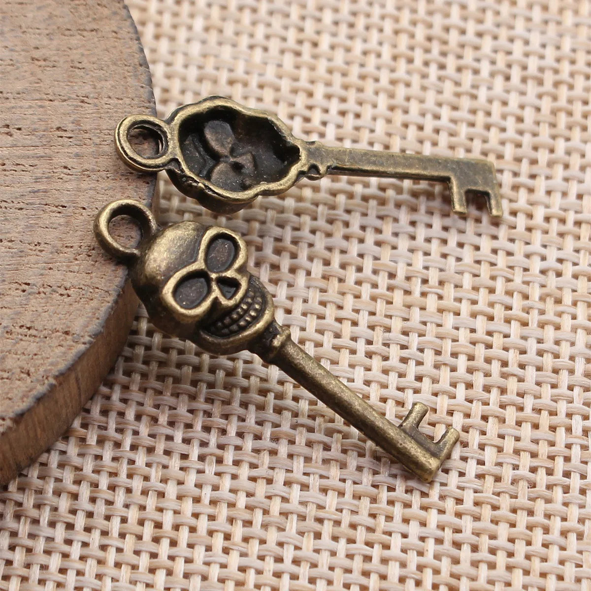 33x9.7mm 1.3g Multicolor Zinc Alloy Skull Head Key Charm Pendant for DIY Necklace Bracelet Making